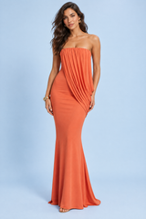 Vestido comprido cor de laranja cai-cai com folhos