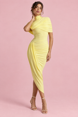 Vestido midi amarelo assimétrico com detalhe de capa torcida
