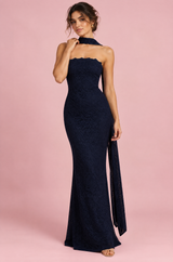 Vestido maxi cai-cai em renda azul-escuro com detalhe de lenço
