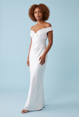 Vestido comprido branco em cetim com franzidos e ombros descobertos