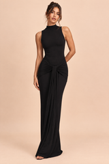 Vestido comprido preto justo de gola redonda, franzido e com racha alta