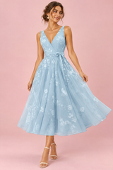 Vestido midi floral azul-celeste de corte evasé