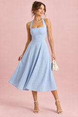 Vestido midi azul-claro com saia evasé e decote quadrado