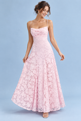 Vestido comprido cor-de-rosa com decote drapeado e flores