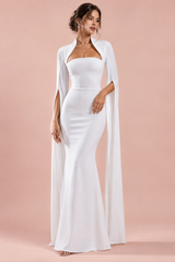 Vestido comprido branco com decote quadrado e mangas-capa