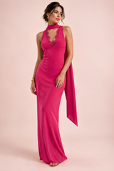 Vestido comprido rosa acetinado com gola alta e écharpe fluida