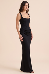 Vestido maxi preto com franzido e decote quadrado