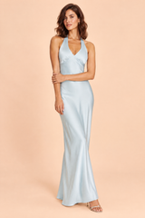 Vestido comprido azul-pó com franzido e decote em V