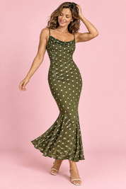 Robe longue sirène vert olive à pois et encolure drapée | Vue en mouvement | Lounelle Paris