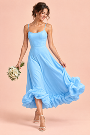 Robe midi bleu ciel évasée à bas volanté | Vue en mouvement | Lounelle Paris