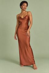 Vestido comprido acetinado castanho com decote drapeado e alças finas