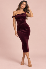 Vestido maxi assimétrico em veludo bordô com detalhe torcido