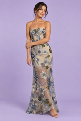 Vestido bege sem alças, justo ao corpo