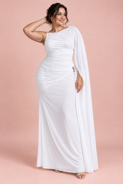 Robe longue blanche à col montant, détails drapés et manches cape | Porté sur une silhouette plus ronde | Lounelle Paris