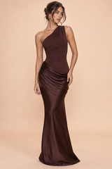 Vestido maxi castanho assimétrico com drapeado