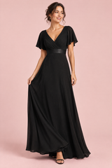 Vestido preto plissado com decote em V