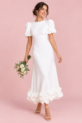 Vestido comprido branco com mangas balão e folhos