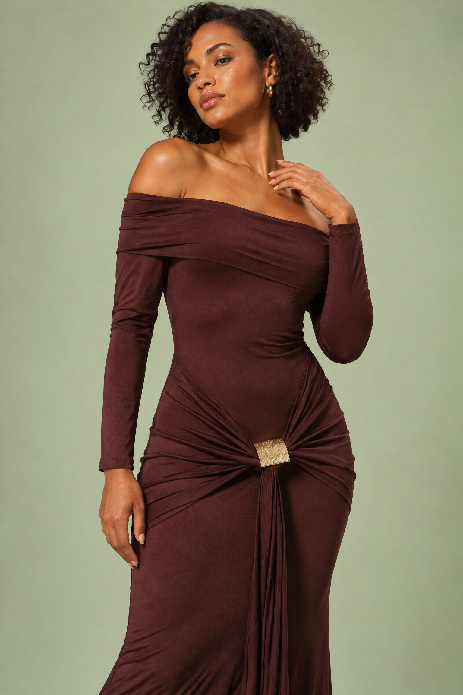 Robe longue bordeaux asymétrique à fronces et drapé | Vue rapprochée | Lounelle Paris