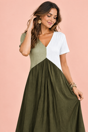 Robe midi verte asymétrique à col V | Vue rapprochée | Lounelle Paris