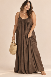 Robe longue fluide dos nu marron | Porté sur une silhouette plus ronde | Lounelle Paris