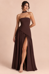 Vestido comprido castanho-escuro com decote assimétrico