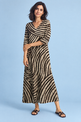 Vestido bege fluido com decote em V