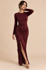 Vestido comprido bordô justo com mangas compridas e racha com folho