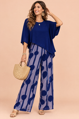 Conjunto de calças azul com padrão de bolinhas