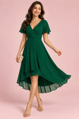 Vestido verde-escuro com mangas esvoaçantes e bainha assimétrica
