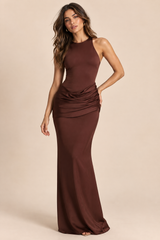 Vestido comprido cor de vinho com franzidos e saia acetinada