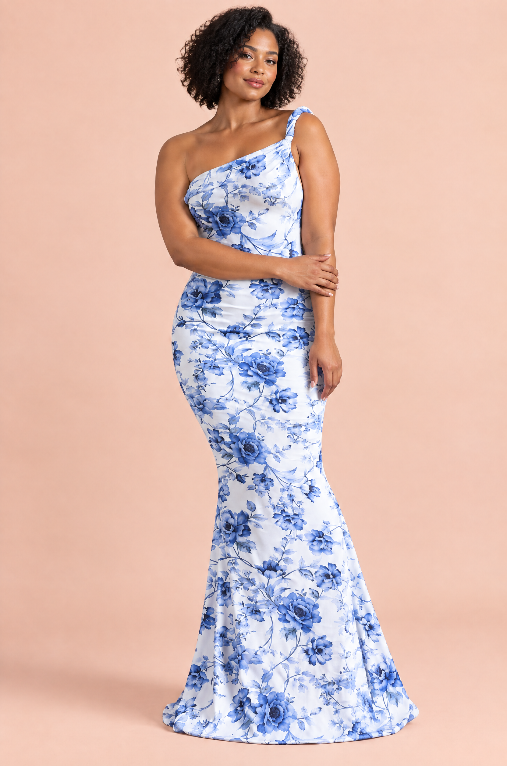 Robe longue asymétrique torsadée bleue | Porté sur une silhouette plus ronde | Lounelle Paris