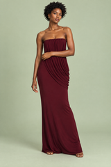 Vestido comprido cai-cai bordô com folhos