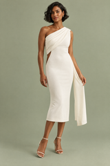 Vestido midi branco de decote assimétrico com faixa