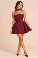 Vestido mini bordô com costas descobertas e corte justo e evasé