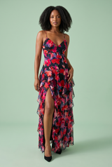 Vestido comprido preto com estampado de lírios e manga-capa assimétrica