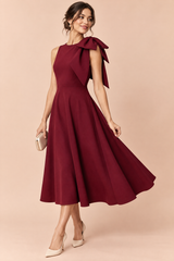 Vestido midi bordô de decote assimétrico com manga com laço