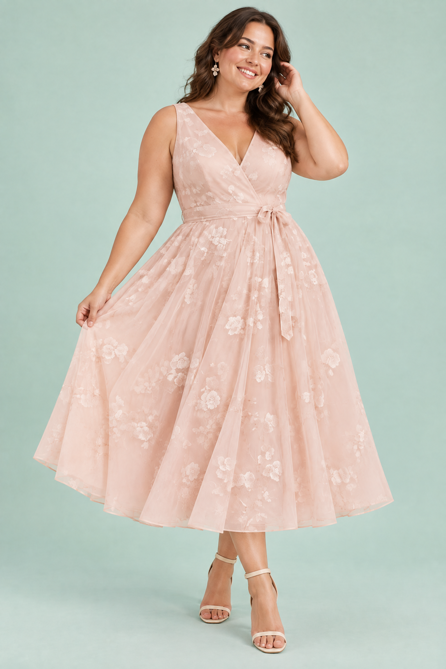 Robe midi fleurie rose clair à la coupe patineuse | Porté sur une silhouette plus ronde | Lounelle Paris