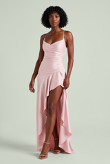 Vestido comprido rosa acetinado com costas de atilhos e saia assimétrica com folhos