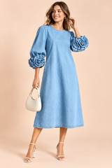 Vestido midi azul-claro com mangas compridas e punhos com rosetas