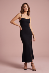 Vestido midi preto com costas em renda e racha lateral