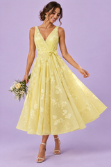 Vestido midi floral amarelo de corte evasé