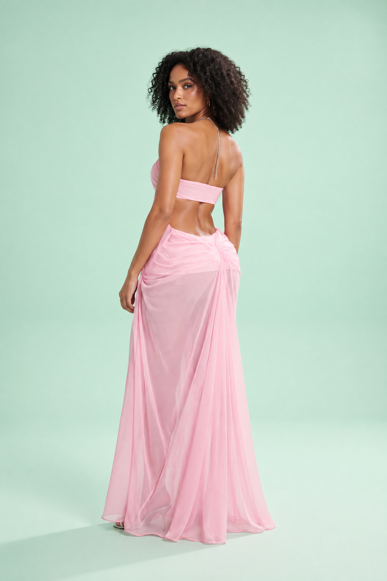 Robe longue rose à encolure américaine, découpes et mesh transparent | Vue de dos | Lounelle Paris