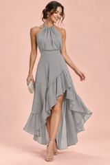 Vestido cinzento com folhos assimétricos e decote halter