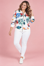 Veste bomber fleurie ajustée blanche | Porté sur une silhouette plus ronde | Lounelle Paris