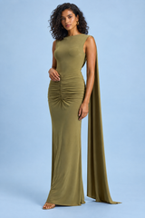 Vestido comprido verde justo com decote barco, mangas-capa e costas abertas