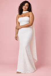 Robe longue moulante blanche en dentelle, bustier avec détail foulard | Porté sur une silhouette plus ronde | Lounelle Paris