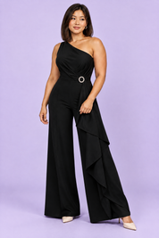 Combinaison pantalon noire à encolure carrée festonnée | Porté sur une silhouette plus ronde | Lounelle Paris