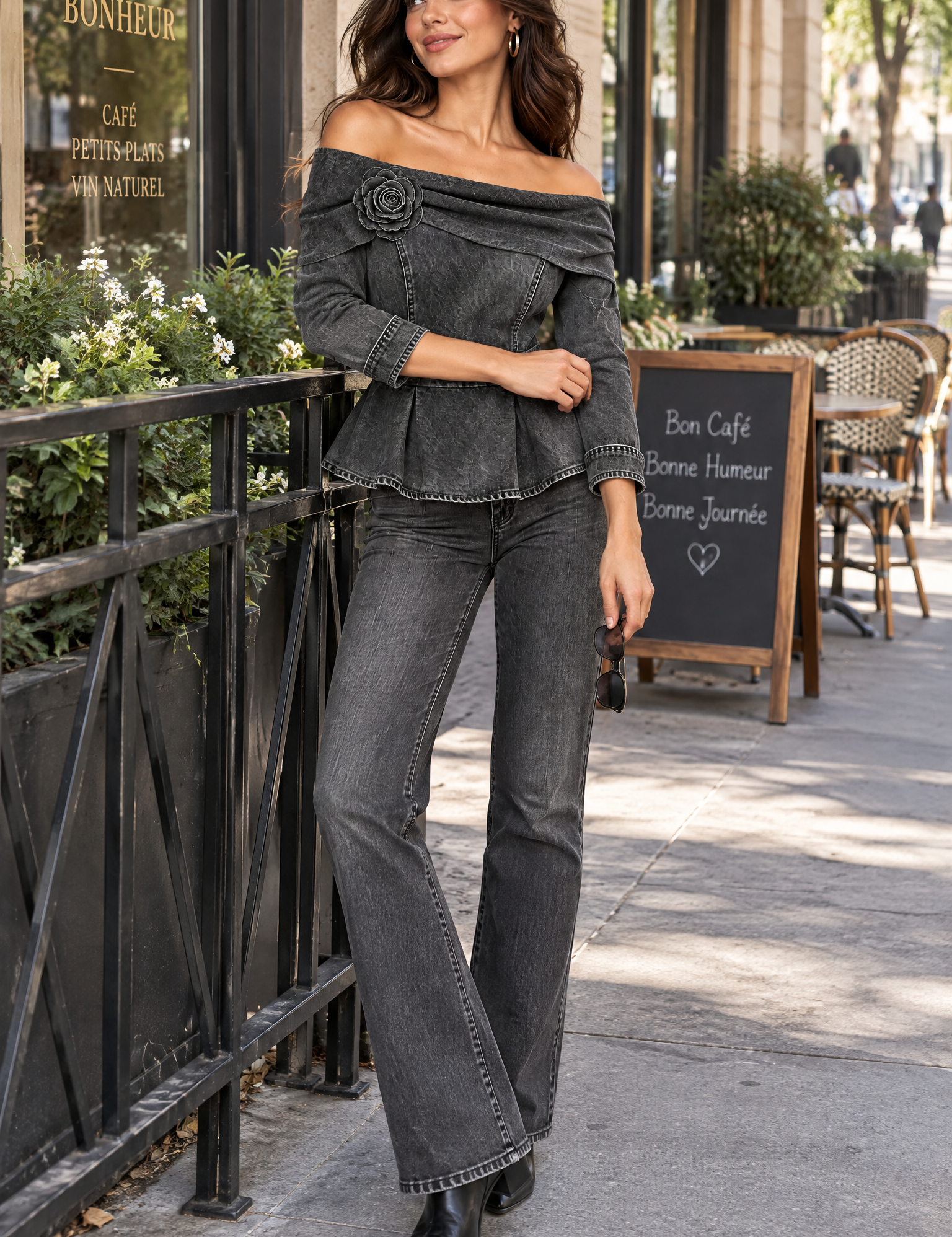 Blouse noire à épaules dénudées et basque | Photo lifestyle | Lounelle Paris