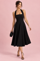 Vestido midi preto com saia evasé e decote quadrado