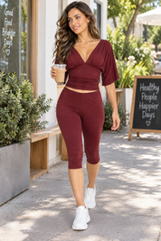 Ensemble bordeaux avec haut froncé à col V et pantacourt | Photo lifestyle | Lounelle Paris